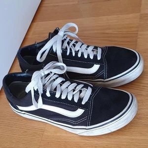 Vans - Använda ett fåtal gånger, en liten skada på övre kanten, annars i bra skick