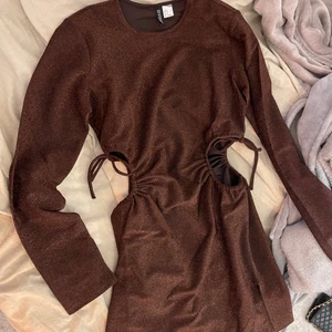 Klänning - Brun glittrig klänning från h&m i storlek M. Oanvänd. Köparen står för frakt
