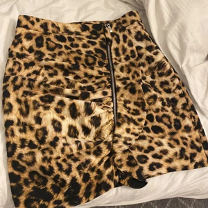Leopard kjol  - En kjol från bik bok, skit snygg både till fest eller bara vanlig dag. Knappt använd 💞