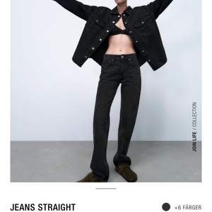 Säljer dessa as snygga Zara jeans som var slutsålda förut! Jeansen är midrise och orginal priset ligger på 359 men säljer därför för 200 kr❤️(SÄLJER SAMMA JEANS I MÖRKLBLÅ OCKSÅ!!) Storlek: 34
