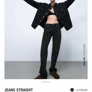 Zara jeans!! - Säljer dessa as snygga Zara jeans som var slutsålda förut! Jeansen är midrise och orginal priset ligger på 359 men säljer därför för 200 kr❤️(SÄLJER SAMMA JEANS I MÖRKLBLÅ OCKSÅ!!) Storlek: 34