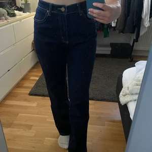 Jeans - Mörkblå jeans i perfekt skick. Älskar färgen!! 💙