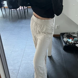 Linnebyxor hm  - Säljer mina linnebyxor, köpte på hm förra året. Säljer då dom inte är min stil längre💫perfekt nu till vår/sommar.Storlek s men passar även m 