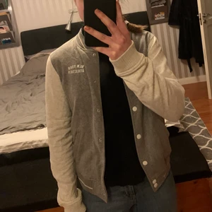 Sweatshirtjacka stl 170 - Fin, använd men i okej skick, 80 kronor. Köparen står för ev fraktkostnad.