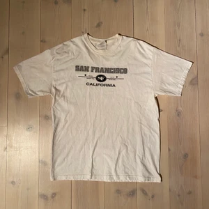 Vintage San Francisco T-shirt  - En riktigt fin T-shirt från sent 90 tal/tidigt 00 tal i väldigt fint skick 7/10 lite små fläckar som knappt syns. Storlek L sitter boxy