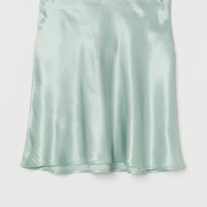 Mintgrön satin kjol - Jättefin mintgrön satinkjol från H&M. Har tyvärr blivit för liten på mig men är i jätte bra skick. Priset kan diskuteras vid snabb affär