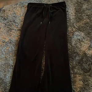 Cecilia Velour trousers Gina Tricot - Velour byxor från Gina Tricot💕 Köpta för 229kr, lite stora för mig helt oanvända 💕