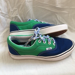 Vans  Comfycush Era  - Blågröna vans med skön sula! Använt dem endast en gång och slutsålda så vitt jag vet. Unisex strl 38.  Kommer i original låda, frakt betalas av köparen! 