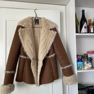 Shearlingjacka - Jacka i gott skick! Säljes pga för liten. Skickas mot porto, avhämtning föredras