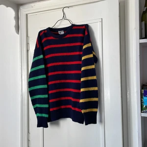 Randig stickad tröja - Stickad randig tröja köpt second hand. Skavanker i form av små hål (se bild). Vintage 