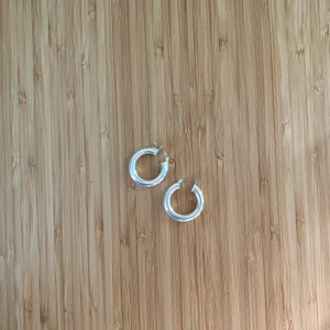 Silvriga örhängen  - Silvriga örhängen i nyskick. 3 cm. 