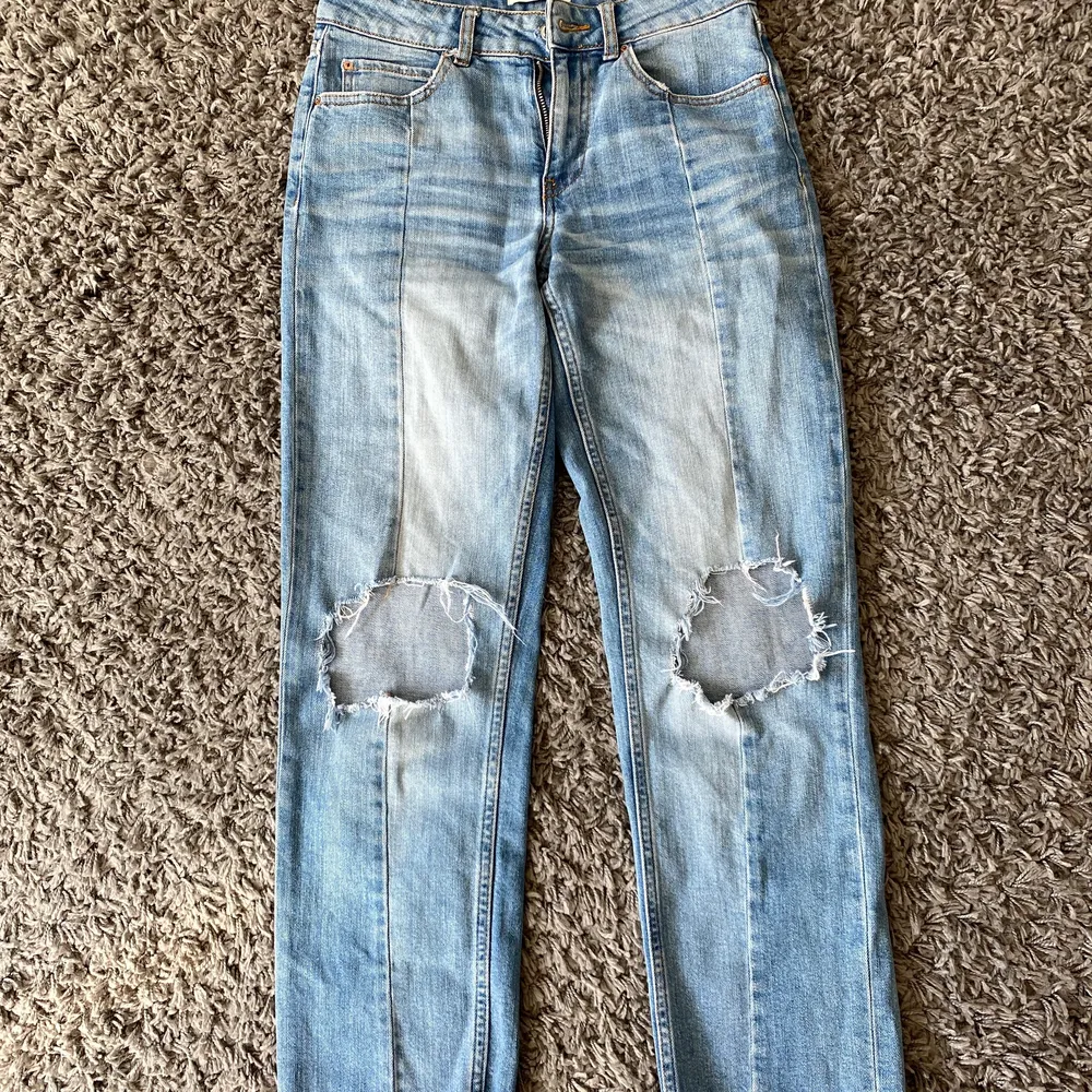 Egen gjorda hål på knäna. Lågmidjade och strechiga jeans. . Jeans & Byxor.