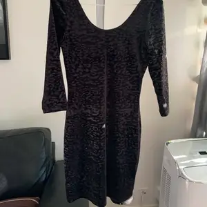 Kort svart klänning från Sfera i storlek s. Oanvänd med lappar. 