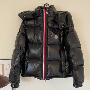 Moncler Montbeliard jacka - Nypris nästan 13000 kr (1250 €). Storlek 2 (som en M). Mycket fint skick! Säljes då den inte används så ofta som den borde.. Har kvitto på mailen och jackan går även att scanna för att se att den är äkta. Priset kan diskuteras vid snabb affär!