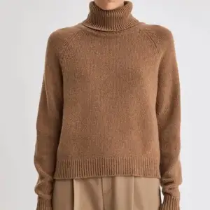 Filippa K Kathleen sweater. 70% ull 30% italiensk kashmir. Väldigt fint skick, den har inga defekter. Nypris 2500kr, säljer den för 800kr. Priset kan diskuteras☺️
