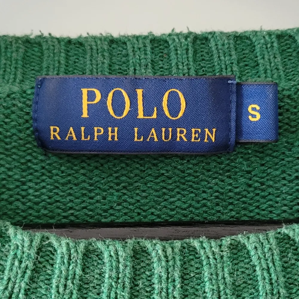 Vintage Ralph Lauren tröja i storlek S. Använt skick med mycket liv kvar!. Tröjor & Koftor.