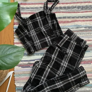 Svart rutigt set🖤 - Super gulligt set, rutiga byxor och croppat linne🖤🤍