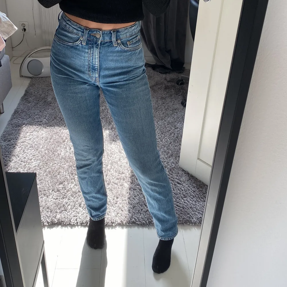 Blåa jeans från weekday i bra skick. Jeans & Byxor.