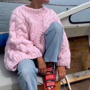 Stickad tröja  - 200kr storlek M ❤️ jag brukar ha xs/s så är lite oversize 🥰 första bilden är lånad