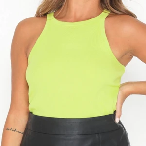 Neon topp - Neon gul/grön (?) topp från Nelly, slutsåld på hemsidan. Storlek M, men passar allt från XS-L beroende på hur man vill att den sitter. Använd en gång 🥺 50 kr plus ev frakt på 66 kr spårbart 