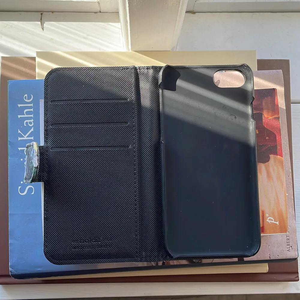 Ett riktigt bra magnetiskt plånboksskal från Holdit. Använd ett fåtal gånger. Säljer pga ny telefon. . Övrigt.