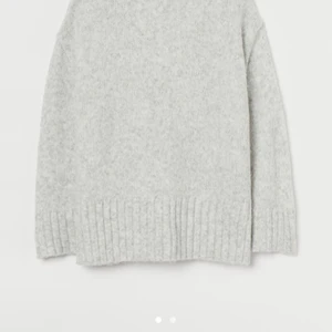 Stickad tröja - Nyskick! Högkrage och slits i sidorna💕