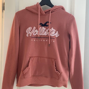 Hollister hoodie  - En hollister tröja i stl XS köpt på Hollister i Stockholm, väl använd men i jättefint skick.