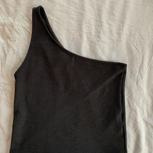 Ginatricot topp - Säljer även denna i vit!!!!! Perfekt till i sommar och jättebekväm att ha på sig.