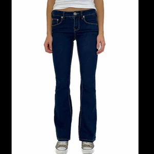 Jeans  - Mörkblåa lågmidjade jeans köpta på relow för 450kr, aldrig använda! Säljer då de var något långa och stora i midjan på mig. Strl 36 men passar 34 också! 300kr + frakt 66kr❤️‍🔥 