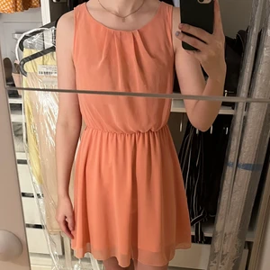 Fin korall färgad klänning - Korall färgad klänning från boohoo. Köparen står för frakten💖