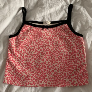 Brandy Melville topp - Rosa leopard topp från Brandy Melville. Köpte från deras hemsida för nåt år sen. Har nästan aldrig använt och har inga defekter alls. Jätteskönt material!💕