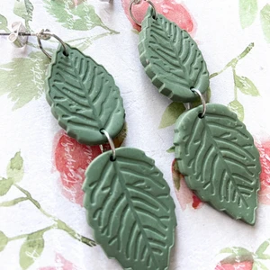 Örhängen  - Handgjorda örhängen av lera. Samfraktar. Kontakta för flera bilder eventuellt video. Storlek ca 7 cm Står ej för postens slarv 