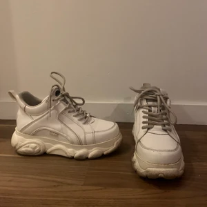 Buffaloskor str 38 - Buffalo damskor i storlek 38. I använt men fint skick. Nypris 1099 (footway), säljs för 500 kr :) kan skickas mot att köparen betalar frakt 