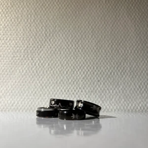 Svarta ringar 4st - Snygga svarta ringar med silver mönster, ger inga avfärgningar på fingrarna eftersom de är i rostfritt stål. 
