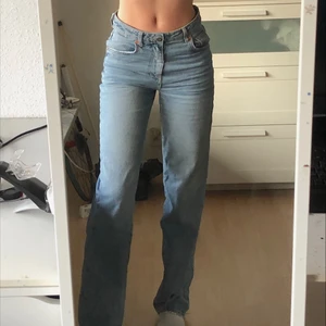 Lågmidjade  - Trendiga mid-rise jeans i storlek W26, L32! Perfekt för dig som är runt 170🙌🏼 Orginalpris: 600, mitt pris: 250 + frakt. Fint skick💞