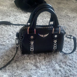 Zadig väska sunt bag  - Säljer min lilla sunny nano bag från zadig som inte kommer till användning, super fint skick, endast använd ett fåtal gånger❤️🍒dustbag medföljer💗