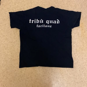 T-shirt med tryck - Snygg t-shirt med tryck använd få gånger bra skick