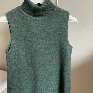 Väst från zara - En mörk grön super fin väst med kraga från zara. Aldrig använd. Säljer då jag inte kommer eller har använt den men känner att den är för fin för att bara ligga i en låda. Köparen står för frakten💚