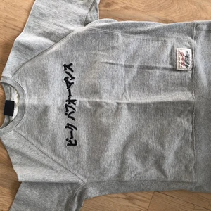 Peak performance collage S - Collage tröja från peak performance i storlek S. Passar xs och M oxå beroende på passform. Som ny i skicket. Bra kvalite