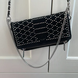 Zadig väska - Säljer min super snygga Zadig Voltaire väska änvönd ett fåtal gångersäljer pga inte kom till användning ordinarie pris är 3280❤️