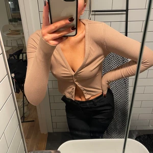 Kofta - Tröja/kofta som är använd 1 gång! Går att knäppa upp/stänga alla knappar 