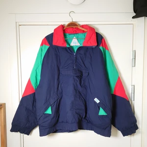 Vintagejacka - Stor, fuffig, vintagejacka med många detaljer som dras över huvet🌱