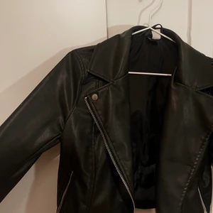 skinnjacka - Svart skinnjacka i läderimitation🤌🏼💕jättecool men börjar bli för liten. Passar XS-M beroende på hur man vill att den ska sitta✨ hör av er vid frågor!