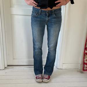 Vintage lågmidjade jeans från Esprit. Aldrig använda då de inte kommer till användning. Storlek 29/30. Modellen är 165 cm. Köparen står för frakten. Skriv om du är intresserad!💓💓