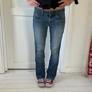 Vintage lågmidjade jeans - Vintage lågmidjade jeans från Esprit. Aldrig använda då de inte kommer till användning. Storlek 29/30. Modellen är 165 cm. Köparen står för frakten. Skriv om du är intresserad!💓💓