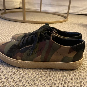 Saint Laurent Skor - Säljer nu mina Saint Laurent skor i Stl 42. De är ett par riktigt snygga skor som är otroligt sköna. Säljer dessa pga har för mönga skor. 