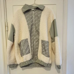 Bikerjacka vit/mintgrön - Vårjacka i vitt fluffigt tyg samt mintgrönt tyg med tryck. Oversize