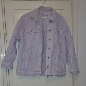 Pastellila jeansjacka från Zara - Jeansjacka från zara i pastell lila färg, oversized