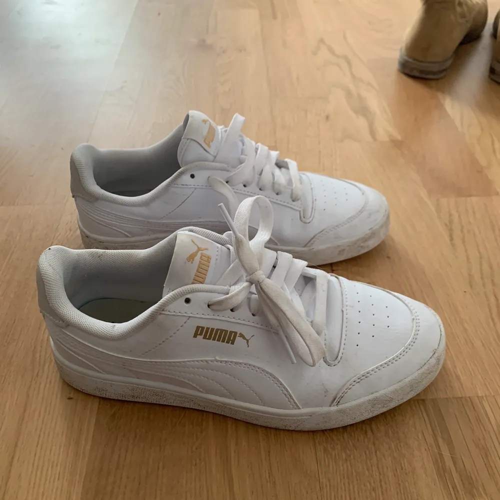 Köpte dessa till studenten förra året. Använda ett fåtal gånger. Säljer då dom egentligen är för små för mig. Självklart kommer skorna rengöras (vilket de inte är på bilden) innan de fraktas 🥰. Skor.