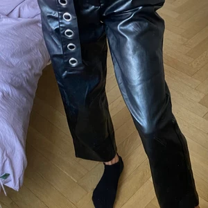 Imitationsläder byxa med skärp - Byxor i imiationsläder från Chloé B x NA-KD i storlek 36. 